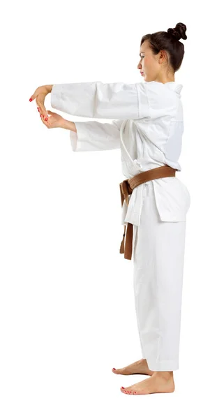 Meisje in karate uniform op geïsoleerde witte achtergrond — Stockfoto