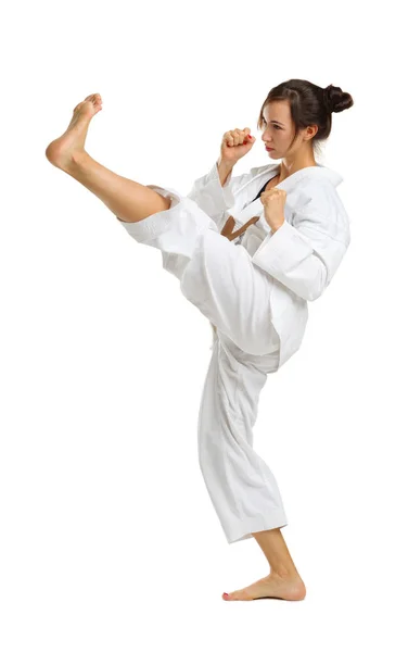 Dziewczyna w karate jednolite na na białym tle — Zdjęcie stockowe