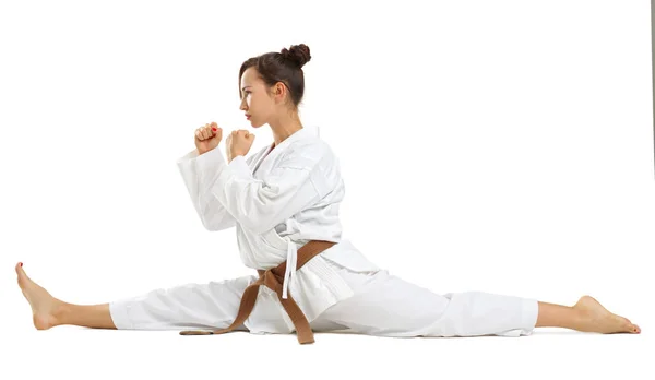 Chica en uniforme de karate sobre fondo blanco aislado — Foto de Stock