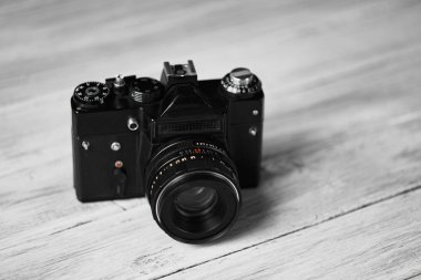 Ahşap masa Retro fotoğraf-kamera. Eski film kamerası. Vintage Fotoğraf, eski antika fotoğraf makinesi. Eski yıl profesyonel siyah kamera.