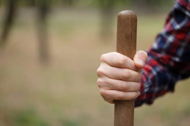 Erkek el ahşap dışında yapılan bir kürek kürekle, yakın çekim.