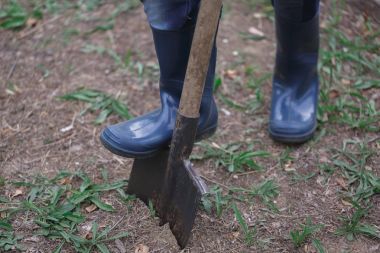 Lastik adam dikim ağaç parkta sonbahar gün çizme