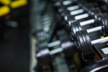 Ağır ekipman kullanılan ağırlık spor rutin, egzersiz programı, kilo karanlık bir arka plan bulanık büyütme güç ve kas büyüklük için eğitim.