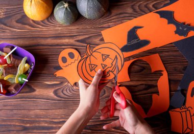 Hayalet, pumpkins, örümcekler ve dışarı-in kağıt kesme yarasalar ile bulut Çerçeve. Arka plan kahverengi ahşap panoları.