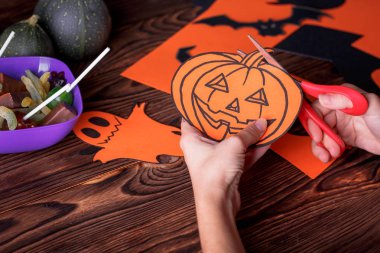 Hayalet, pumpkins, örümcekler ve dışarı-in kağıt kesme yarasalar ile bulut Çerçeve. Arka plan kahverengi ahşap panoları.