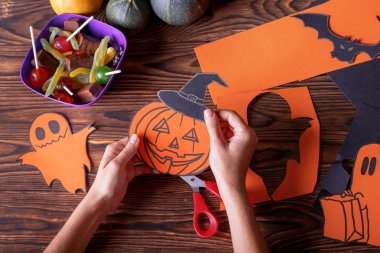 Hayalet, pumpkins, örümcekler ve dışarı-in kağıt kesme yarasalar ile bulut Çerçeve. Arka plan kahverengi ahşap panoları.
