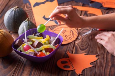 Hayalet, pumpkins, örümcekler ve dışarı-in kağıt kesme yarasalar ile bulut Çerçeve. Arka plan kahverengi ahşap panoları.