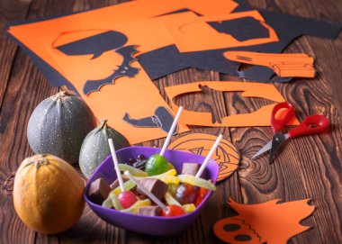 Hayalet, pumpkins, örümcekler ve dışarı-in kağıt kesme yarasalar ile bulut Çerçeve. Arka plan kahverengi ahşap panoları.