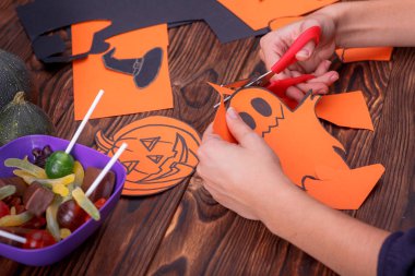 Hayalet, pumpkins, örümcekler ve dışarı-in kağıt kesme yarasalar ile bulut Çerçeve. Arka plan kahverengi ahşap panoları.