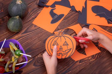Hayalet, pumpkins, örümcekler ve dışarı-in kağıt kesme yarasalar ile bulut Çerçeve. Arka plan kahverengi ahşap panoları.
