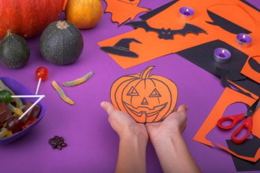 Hayalet, şekerler, pumpkins, örümcekler ve dışarı-in kağıt kesme yarasalar ile bulut Çerçeve. Mor arka plan üzerinde izole.