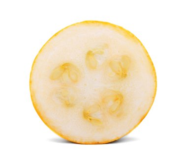 Beyaz bir arka plan üzerinde izole organik, ham ve taze kabak, tek bir dilim Close-Up.