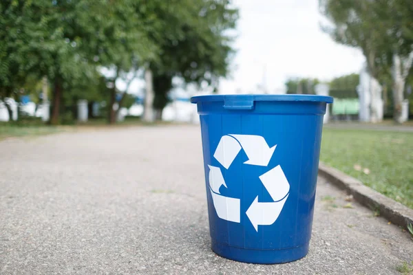 Papelera Reciclaje Azul Aislada Carretera Asfaltada Con Diferentes Basuras Hojas — Foto de Stock