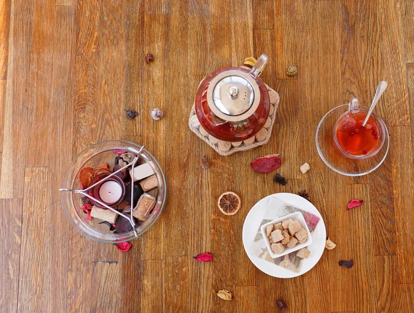 伝統的な朝食の組成の平面図です 粉のクッキー チョコレート菓子 木製のテーブル背景にビスケットのプレート やかんでイチゴのスパイシーな紅茶のカップ — ストック写真