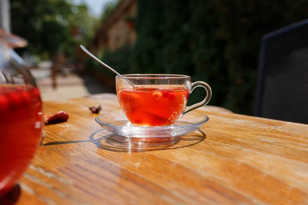 Vacker Kopp Full Röda Örtte Ett Träbord Strawberry Vattenkokare Och — Stockfoto