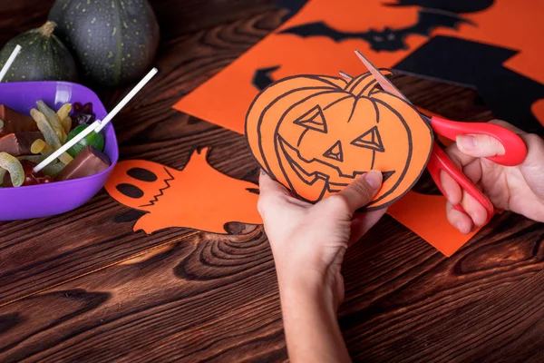 Hayalet, pumpkins, örümcekler ve dışarı-in kağıt kesme yarasalar ile bulut Çerçeve. Arka plan kahverengi ahşap panoları.