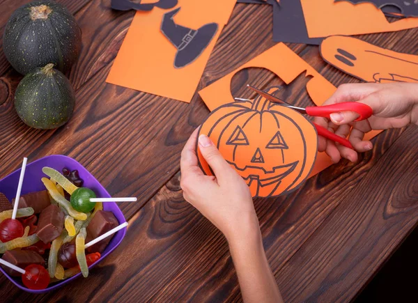 Hayalet, pumpkins, örümcekler ve dışarı-in kağıt kesme yarasalar ile bulut Çerçeve. Arka plan kahverengi ahşap panoları.