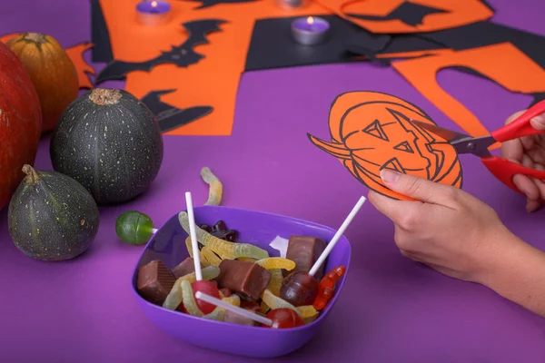 Hayalet, şeker, pumpkins, örümcekler ve dışarı-in kağıt kesme yarasalar ile bulut Çerçeve. Mor arka plan.