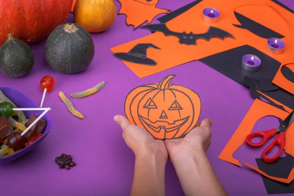 Hayalet, şekerler, pumpkins, örümcekler ve dışarı-in kağıt kesme yarasalar ile bulut Çerçeve. Mor arka plan üzerinde izole.