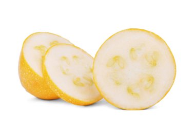 Üç dilim taze, doğal ve çiğ kabak, beyaz bir arka plan üzerinde izole yakın çekim resim.