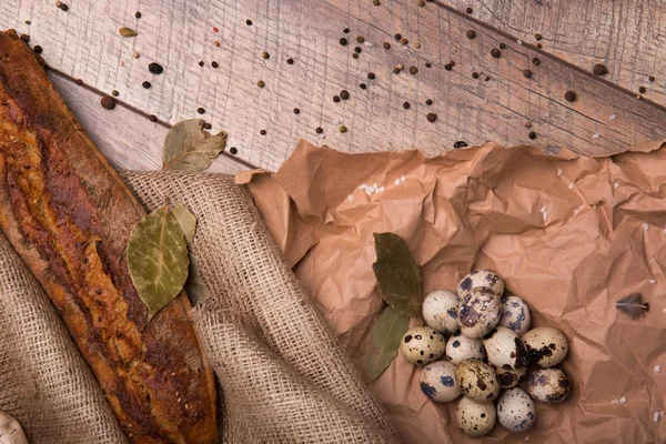 Вид Зверху Коричневий Житній Хліб Плямисті Свіжі Перепелині Яйця Сухе — стокове фото