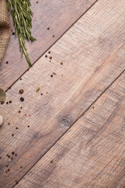 Yeşil kokulu biberiye, farklı aromatik baharat, rustik masa örtüsü, üzerinde ahşap açık renkli ahşap masa lambası twigs closeup.
