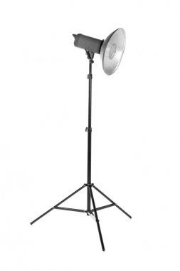 Profesyonel fotoğraf stüdyosu beyaz arka plan üzerinde izole el feneri. Uzun bir tripod Fotoğraf ışığı. Bir reflektör ve salgın bir tripod üzerinde. Koyu siyah Fotoğraf Ekipmanları.