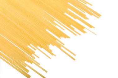 Beyaz bir arka plan üzerinde izole uzun pişmemiş makarna. Makarna, makarna, makarna, erişte Gurmeler için. Pişmemiş makarna yığını. Besleyici öğle yemeği için sağlıklı malzemeler. Kopya alanı.