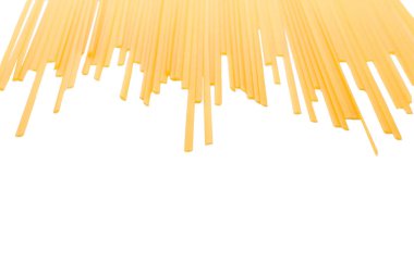 Beyaz bir arka plan üzerinde izole uzun pişmemiş makarna. Makarna, makarna, makarna, erişte Gurmeler için. Pişmemiş makarna yığını. Besleyici öğle yemeği için sağlıklı malzemeler. Kopya alanı.