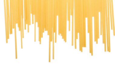 Beyaz bir arka plan üzerinde izole uzun pişmemiş makarna. Makarna, makarna, makarna, erişte Gurmeler için. Pişmemiş makarna yığını. Besleyici öğle yemeği için sağlıklı malzemeler. Kopya alanı.