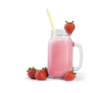 Bir pembe çilek ile güler yüzlü parlak sarı saman. Karışık çilek milkshake içinde sıkılmış. Kalın bir kokteyl bir mason kavanoza. Meyve içecekler ve taze çilek beyaz bir arka plan üzerinde izole.