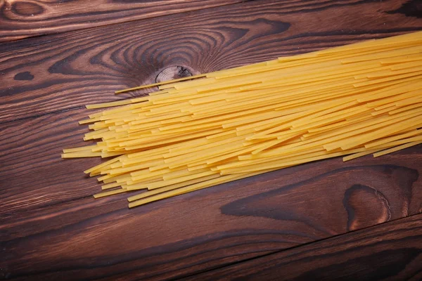 Tagliatelle Lunghe Gialle Uno Sfondo Marrone Tavolo Legno Cucina Tradizionale — Foto Stock