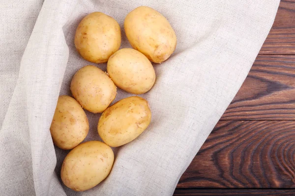 Primer Plano Papas Nuevas Tumbadas Una Servilleta Blanca Papas Sobre —  Fotos de Stock