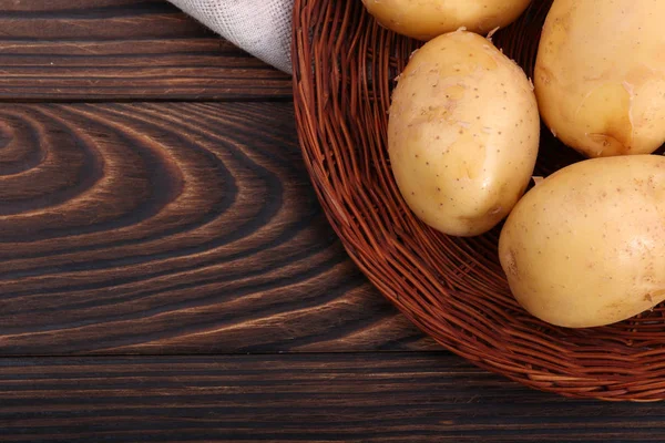 Gros Plan Pommes Terre Nouvelles Dans Une Assiette Bois Osier — Photo