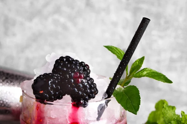 宏观图片的冰浆果饮料与薄荷树叶和黑莓在灰色的背景 新鲜的黑莓和一个冷的冰沙的黑吸管 庆祝概念 复制空间 — 图库照片