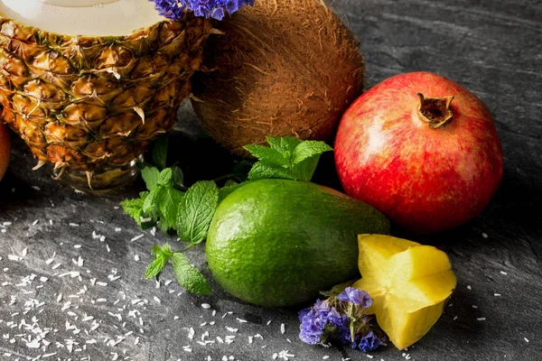 Primer Plano Las Frutas Tropicales Sobre Fondo Piedra Gris Aguacate — Foto de Stock