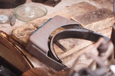 Yakın çekim profesyonel araçlar atölye arka plan üzerinde. Pahalı Kuyumculuk. Aksesuar imalat.