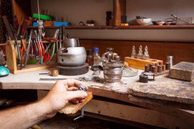 Yakın çekim kuyumcular atölye arka plan üzerinde bir halka üzerinde çalışmaya ver. Yüzük tamir kavramı.