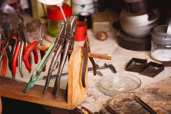 Herramientas profesionales de primer plano sobre un fondo de taller. Joyería costosa. Fabricación de accesorios . — Foto de Stock