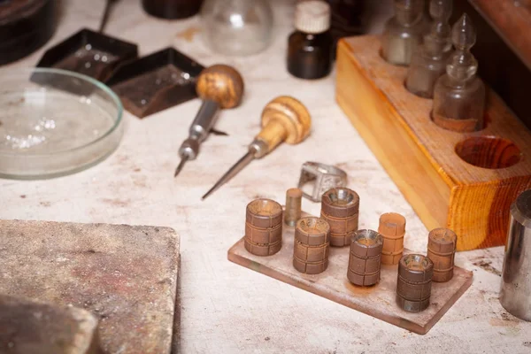 Yakın çekim usta bir atölye arka plan üzerinde araçları. Ekipman Kuyumculuk. Aksesuar işçiliği.