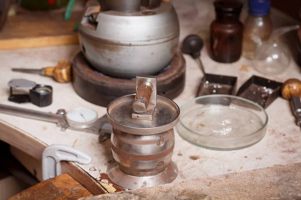 Close-up of jewelry production equipment on a table background. Goldsmith profession. Retro jeweler set. — Stock Photo, Image