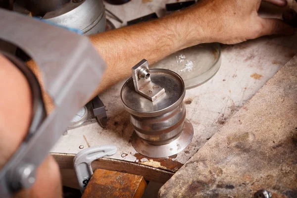 Primer plano de un joyero en el trabajo sobre un fondo de taller. Equipo de manualidades. Concepto de joyería hecha a mano . — Foto de Stock