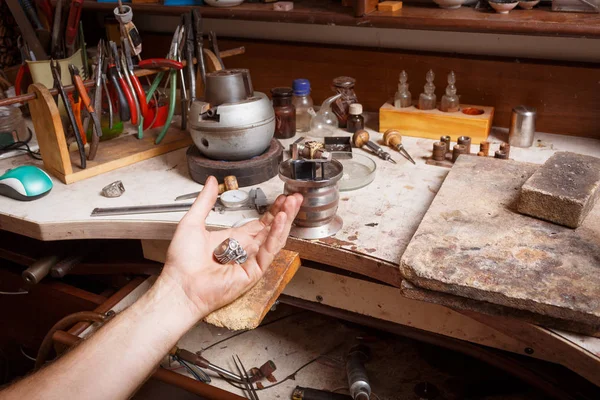 Joyeros de cerca mano trabajando en un anillo en el fondo del taller. Concepto de reparación de anillos . — Foto de Stock