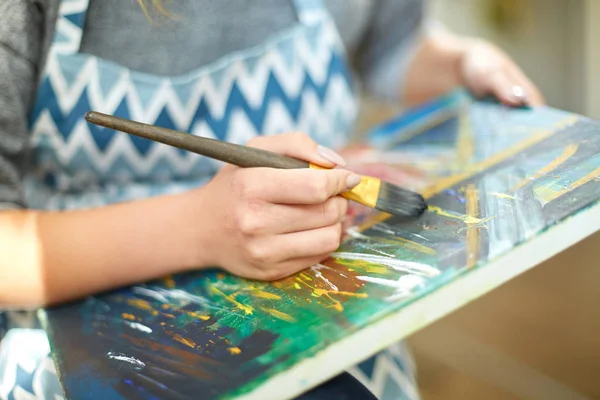 Pretty girl paints on canvas with oil colors in own workshop. Art concept. — Stock Photo, Image