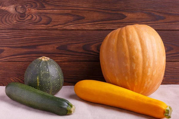 Kahverengi ahşap arka plan üzerinde sebze sonbahar konsepti