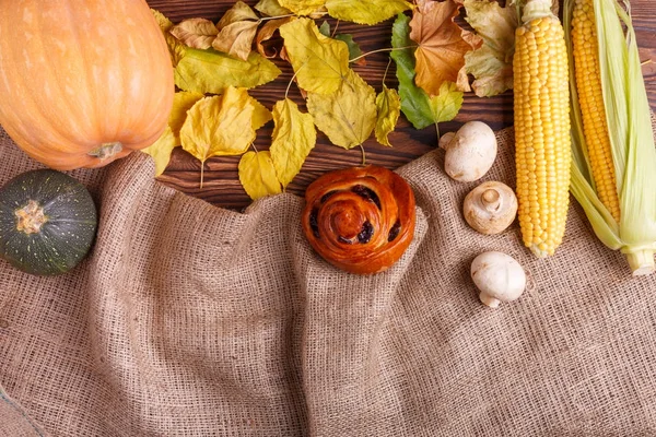 Bir çanta ve kahverengi ahşap masa sebze manzarasının yukarıdan Sonbahar kavramı