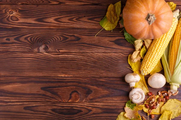 Bir çanta ve kahverengi ahşap masa sebze manzarasının yukarıdan Sonbahar kavramı