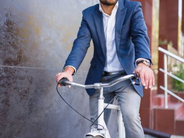 Pahalı bir saat ile bir bisiklet yakın çekim üzerinde işadamı