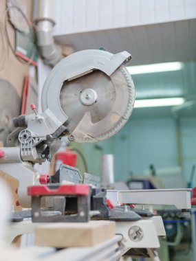 Daire testere ile kendine zarar vermemek için koruma