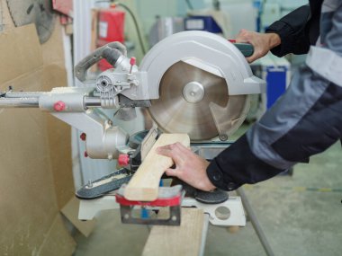 Daire testere ile kendine zarar vermemek için koruma